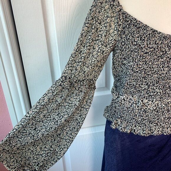 ASTR the Label Black and White Ditsy Floral Smocked Peasant Blouse Size L - Picture 4 of 8